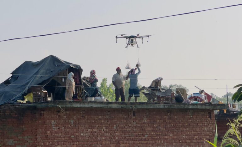ਹੜ੍ਹ ਵਿੱਚ ਫਸੇ ਲੋਕਾਂ ਲਈ ਡਰੋਨ ਬਣ ਰਿਹਾ ਮਸੀਹਾ – ਡੇਰਾ ਬਾਬਾ ਨਾਨਕ ਹੜ੍ਹ ਪ੍ਰਭਾਵਿਤ ਖੇਤਰਾਂ ਅੰਦਰ ਰਾਸ਼ਨ, ਪਾਣੀ ਅਤੇ ਦਵਾਈਆਂ ਹੱਥੋਂ ਹੱਥ ਪਹੁੰਚਾ ਰਿਹਾ ਡਰੋਨ