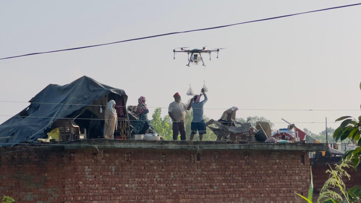 ਹੜ੍ਹ ਵਿੱਚ ਫਸੇ ਲੋਕਾਂ ਲਈ ਡਰੋਨ ਬਣ ਰਿਹਾ ਮਸੀਹਾ – ਡੇਰਾ ਬਾਬਾ ਨਾਨਕ ਹੜ੍ਹ ਪ੍ਰਭਾਵਿਤ ਖੇਤਰਾਂ ਅੰਦਰ ਰਾਸ਼ਨ, ਪਾਣੀ ਅਤੇ ਦਵਾਈਆਂ ਹੱਥੋਂ ਹੱਥ ਪਹੁੰਚਾ ਰਿਹਾ ਡਰੋਨ