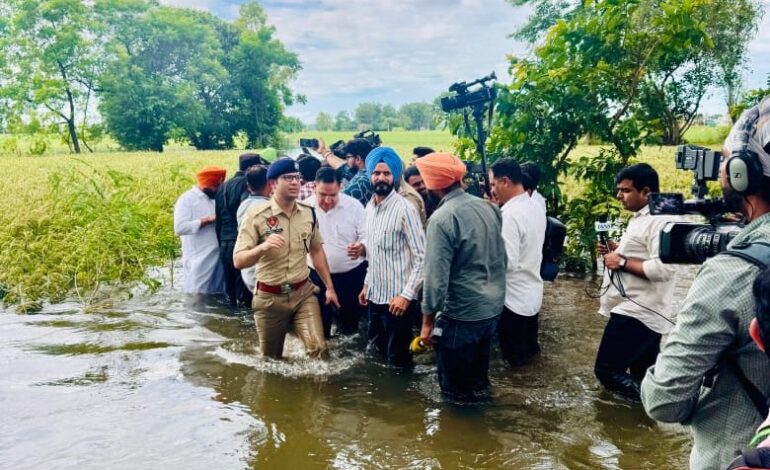 ਐੱਸ.ਐੱਸ.ਪੀ.ਸੁਹੇਲ ਕਾਸਿਮ ਮੀਰ ਦੀ ਅਗਵਾਈ ਤਲੇ ਬਟਾਲਾ ਪੁਲਿਸ ਕਰ ਰਹੀ ਲੋੜਵੰਦ ਲੋਕਾਂ ਤੱਕ ਪਹੁੰਚ, ਰਾਹਤ ਸਾਮਗਰੀ ਵੰਡੀ