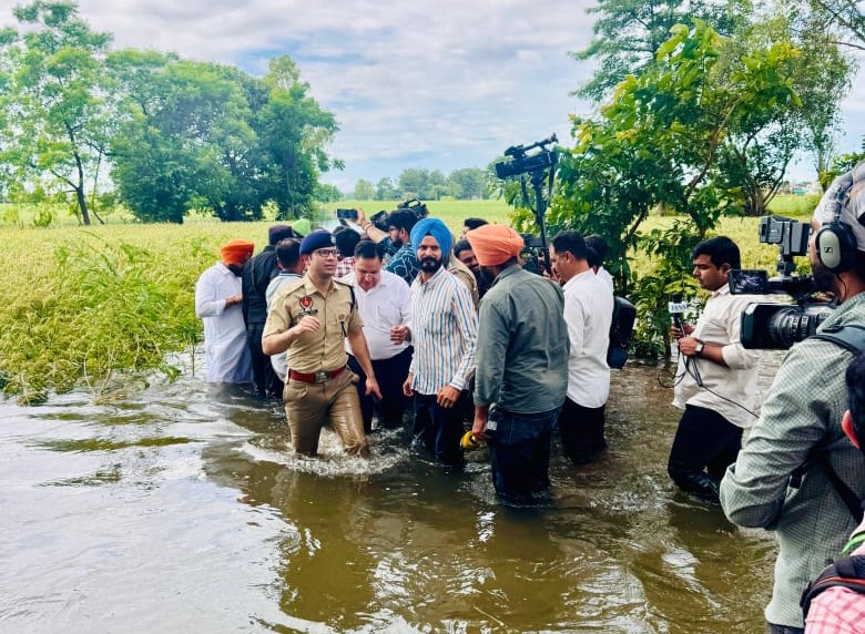 ਐੱਸ.ਐੱਸ.ਪੀ.ਸੁਹੇਲ ਕਾਸਿਮ ਮੀਰ ਦੀ ਅਗਵਾਈ ਤਲੇ ਬਟਾਲਾ ਪੁਲਿਸ ਕਰ ਰਹੀ ਲੋੜਵੰਦ ਲੋਕਾਂ ਤੱਕ ਪਹੁੰਚ, ਰਾਹਤ ਸਾਮਗਰੀ ਵੰਡੀ