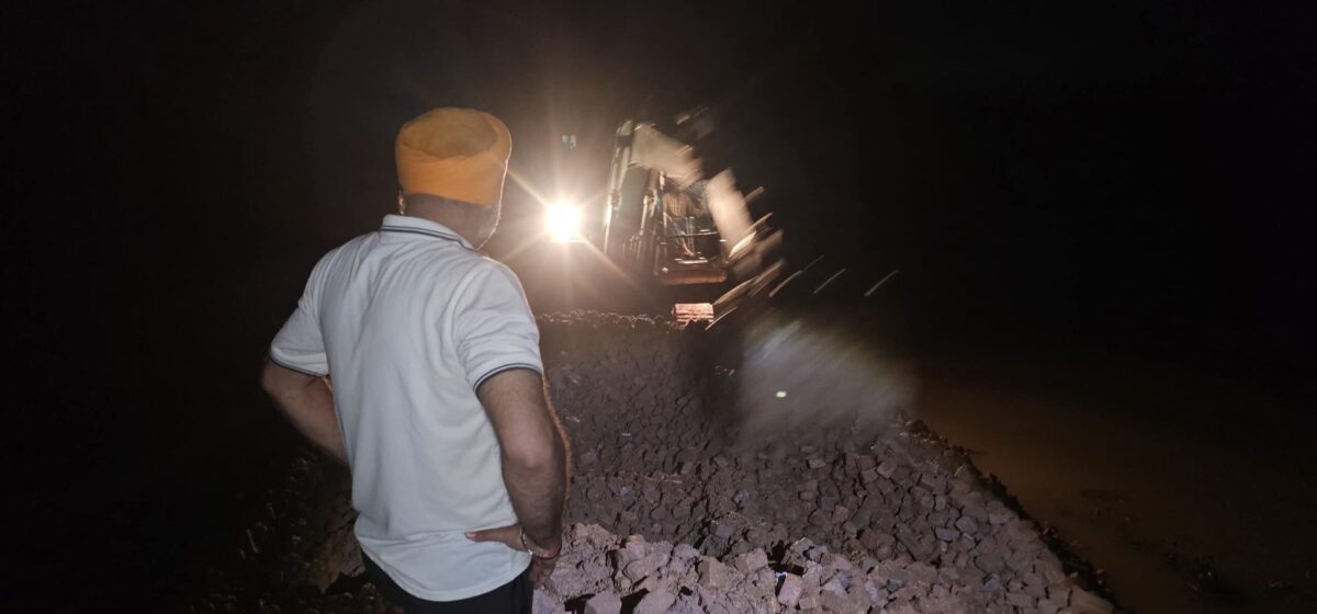 “ਬਿਨ੍ਹਾਂ ਥਕਾਵਟ, ਆਪਣੀ ਮੌਜੂਦਗੀ ਦੇ ਜੋਬਨ ਨਾਲ, ਧੁੱਸੀ ਬੰਨ੍ਹ ਦੇ ਅੰਦਰ ਪਈ ਪਾੜ੍ਹ ਨੂੰ ਪੂਰਦਾ ਬਰਿੰਦਰ ਪਾਹੜਾ”