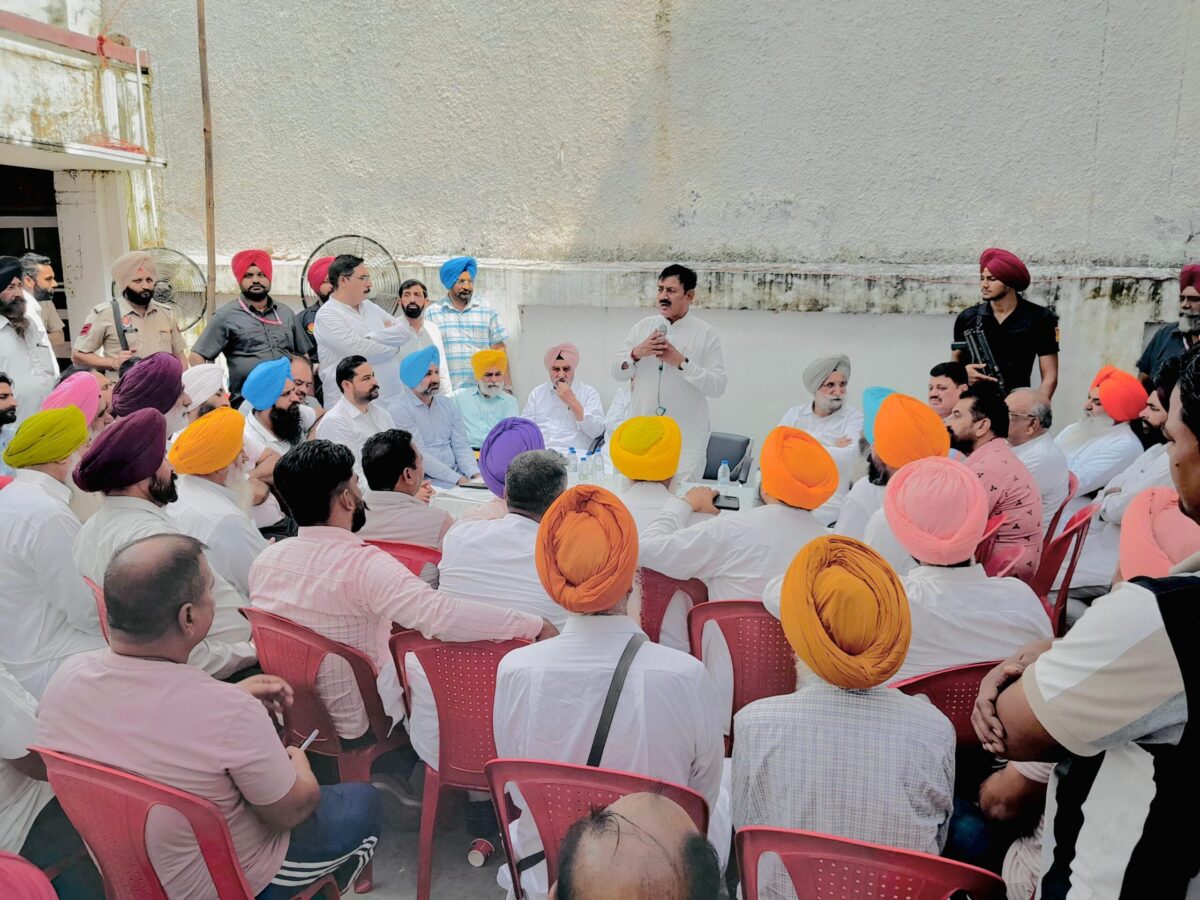 ਸਾਬਕਾ ਕੇਂਦਰੀ ਮੰਤਰੀ ਭਾਰਤ ਸਿੰਘ ਸੋਲੰਕੀ ਨੇ ਜ਼ਿਲ੍ਹਾ ਕਾਂਗਰਸ ਕਮੇਟੀ ਅਤੇ ਬਲਾਕ ਪ੍ਰਧਾਨਾਂ ਨਾਲ ਕੀਤੀ ਮੀਟਿੰਗ