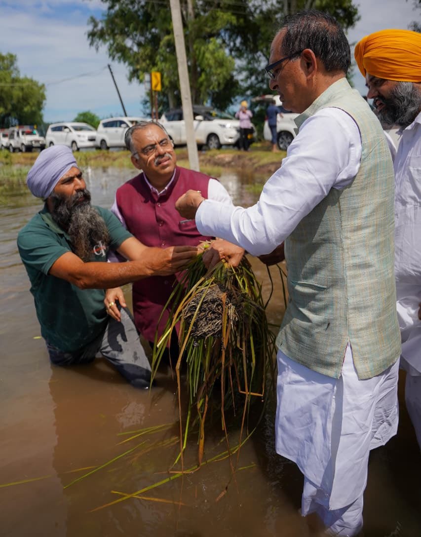 ਕੇਂਦਰੀ ਮੰਤਰੀ ਸ਼ਿਵਰਾਜ ਚੌਹਾਨ ਤੇ ਕੇਂਦਰੀ ਰਾਜ ਮੰਤਰੀ ਰਵਨੀਤ ਸਿੰਘ ਬਿੱਟੂ ਵੱਲੋਂ ਜ਼ਿਲ੍ਹਾ ਗੁਰਦਾਸਪੁਰ ਦੇ ਹੜ੍ਹ ਪ੍ਰਭਾਵਿਤ ਖੇਤਰਾਂ ਦਾ ਦੌਰਾ