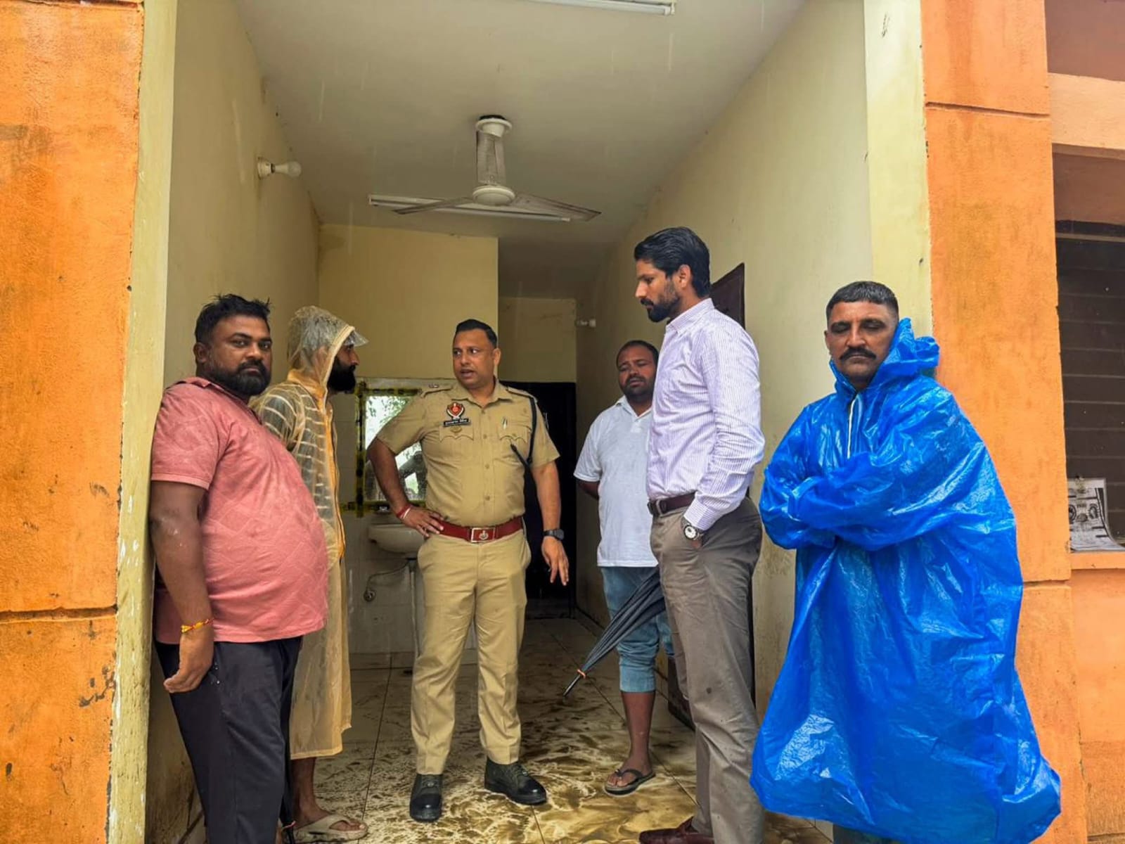 ਗੁਰਦਾਸਪੁਰ ਜ਼ਿਲ੍ਹੇ ਅੰਦਰ ਹੜ੍ਹਾਂ ਪ੍ਰਭਾਵਿਤ ਲੋਕਾਂ ਲਈ ਦਿਨ-ਰਾਤ ਮਿਹਨਤ ਕਰ ਰਹੇ ਭਾਰਤੀ ਹਾਕੀ ਟੀਮ ਦੇ ਤਿੰਨ ਸਟਾਰ ਖਿਡਾਰੀ