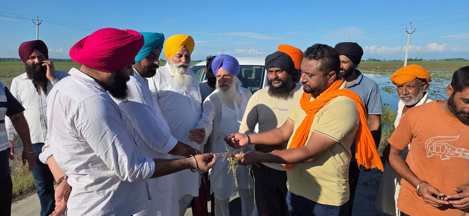 ਵਿਧਾਇਕ ਗੁਰਦੀਪ ਸਿੰਘ ਰੰਧਾਵਾ ਨੇ ਹਲਕੇ ਦੇ ਪਿੰਡ ਜੀਉਜਲਾਹੀ ਤੇ ਸ਼ਾਲੇਚੱਕ ਵਿਖੇ ਹੜ੍ਹਾਂ ਕਾਰਨ ਖ਼ਰਾਬ ਹੋਈਆਂ ਫ਼ਸਲਾਂ ਦਾ ਜਾਇਜ਼ਾ ਲਿਆ