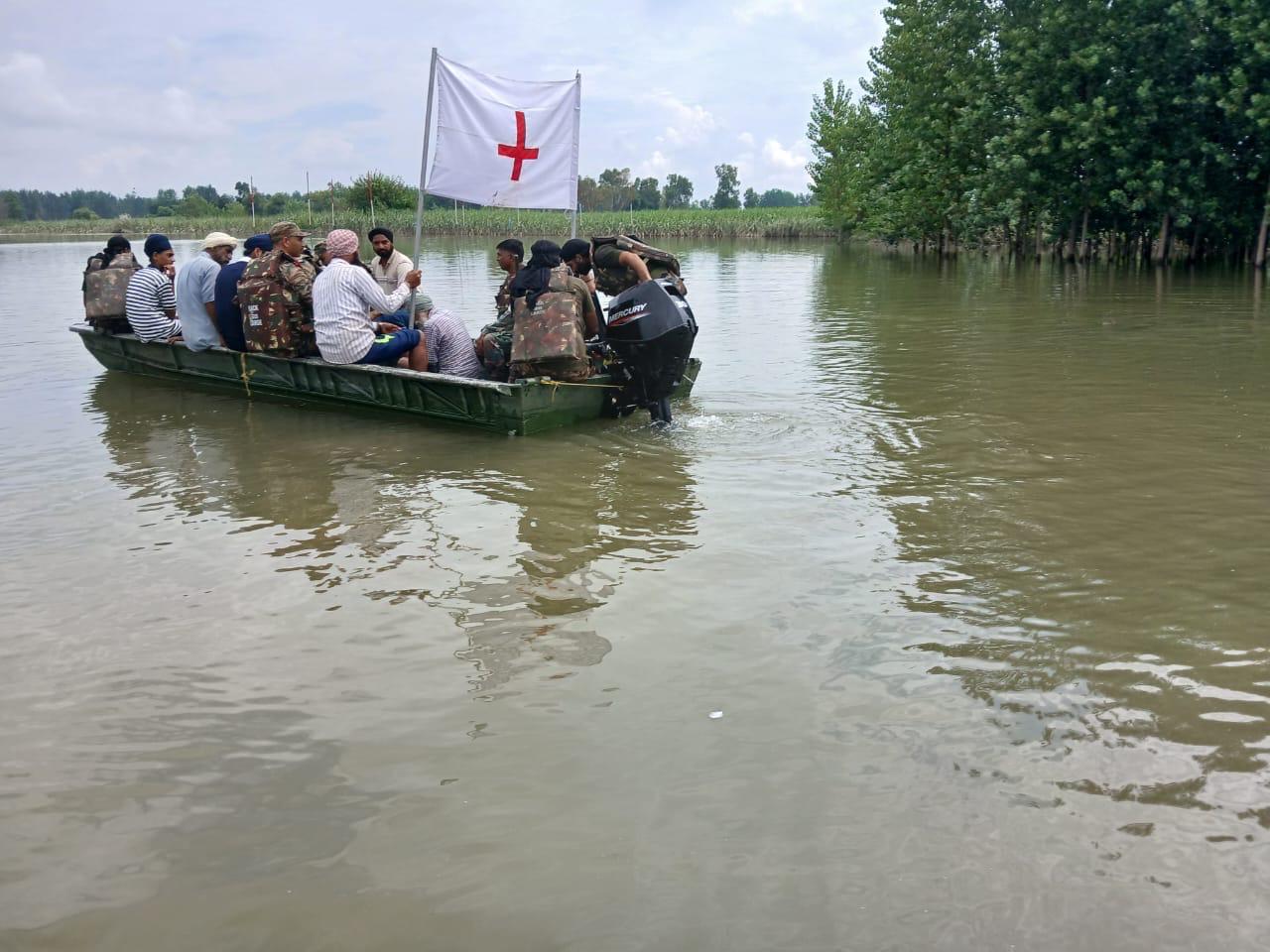 ਭਾਰਤੀ ਫ਼ੌਜ ਨੇ ਜ਼ਿਲ੍ਹਾ ਪ੍ਰਸ਼ਾਸਨ ਦੇ ਸਹਿਯੋਗ ਨਾਲ ਹੜ੍ਹ ਪ੍ਰਭਾਵਿਤ ਖੇਤਰ ਇਸਲਾਮਪੁਰ (ਦੋਰਾਂਗਲਾ) ਵਿਖੇ ਮੈਡੀਕਲ ਕੈਂਪ ਲਗਾਇਆ