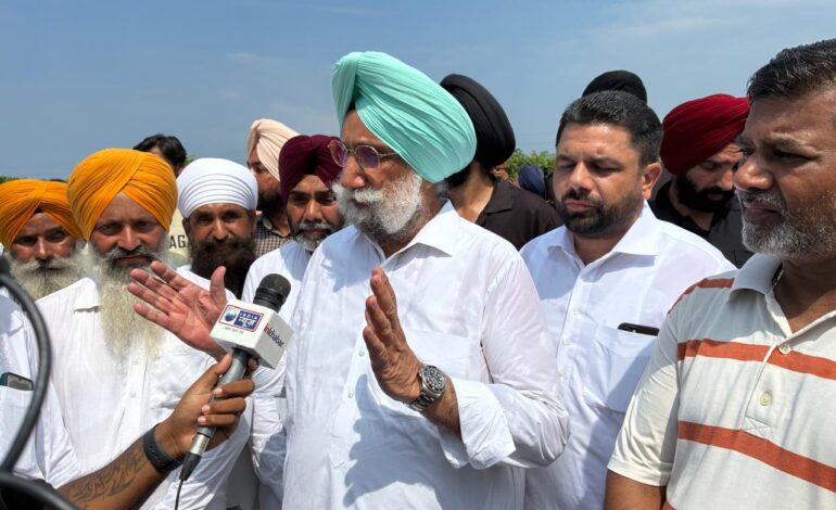 ਸੰਸਦ ਮੈਂਬਰ ਸੁਖਜਿੰਦਰ ਸਿੰਘ ਰੰਧਾਵਾ ਅਤੇ ਪੰਜਾਬ ਕਾਂਗਰਸ ਦੀ ਲੀਡਰਸ਼ਿਪ ਵੱਲੋਂ ਡੇਰਾ ਬਾਬਾ ਨਾਨਕ ਵਿਖੇ ਹੜ੍ਹਾਂ ਕਾਰਨ ਪੈਦਾ ਹੋਈ ਸਥਿਤੀ ਦਾ ਜਾਇਜ਼ਾ ਲਿਆ