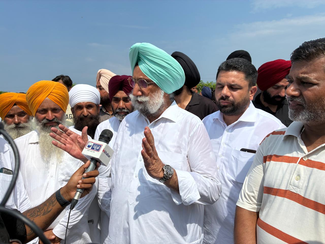 ਸੰਸਦ ਮੈਂਬਰ ਸੁਖਜਿੰਦਰ ਸਿੰਘ ਰੰਧਾਵਾ ਅਤੇ ਪੰਜਾਬ ਕਾਂਗਰਸ ਦੀ ਲੀਡਰਸ਼ਿਪ ਵੱਲੋਂ ਡੇਰਾ ਬਾਬਾ ਨਾਨਕ ਵਿਖੇ ਹੜ੍ਹਾਂ ਕਾਰਨ ਪੈਦਾ ਹੋਈ ਸਥਿਤੀ ਦਾ ਜਾਇਜ਼ਾ ਲਿਆ