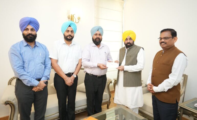 ਪੀਸੀਐਸ ਅਫਸਰ ਐਸੋਸੀਏਸ਼ਨ ਨੇ ਮੁੱਖ ਮੰਤਰੀ ਰਾਹਤ ਫੰਡ ਲਈ ਮੁੱਖ ਮੰਤਰੀ ਨੂੰ 12 ਲੱਖ ਰੁਪਏ ਦੇ ਚੈੱਕ ਸੌਂਪੇ