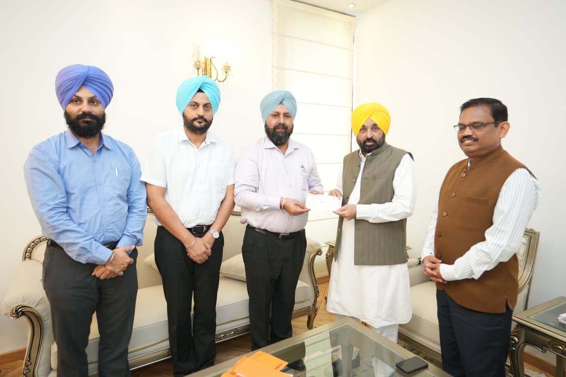 ਪੀਸੀਐਸ ਅਫਸਰ ਐਸੋਸੀਏਸ਼ਨ ਨੇ ਮੁੱਖ ਮੰਤਰੀ ਰਾਹਤ ਫੰਡ ਲਈ ਮੁੱਖ ਮੰਤਰੀ ਨੂੰ 12 ਲੱਖ ਰੁਪਏ ਦੇ ਚੈੱਕ ਸੌਂਪੇ