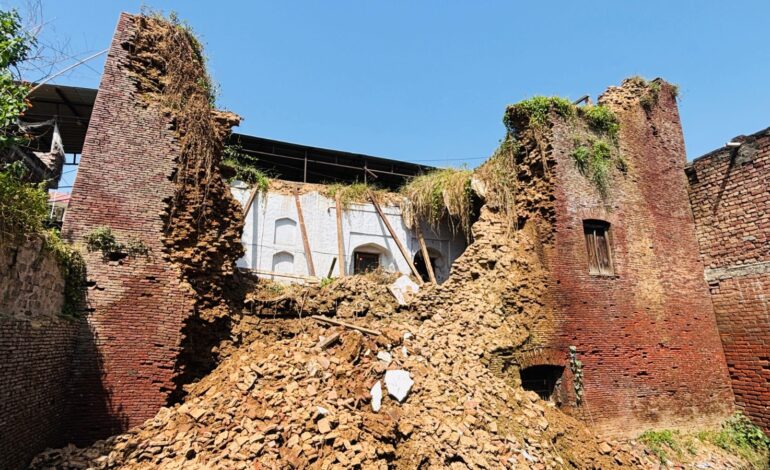 ਸ੍ਰੀ ਹਰਗੋਬਿੰਦਪੁਰ ਸਾਹਿਬ ਸ਼ਹਿਰ ਦੇ ਇਤਿਹਾਸਕ ਲਾਹੌਰੀ ਦਰਵਾਜ਼ੇ ਨੂੰ ਬਾਰਿਸ਼ਾਂ ਕਾਰਨ ਪੁੱਜਾ ਨੁਕਸਾਨ