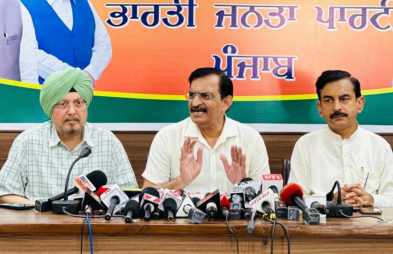 ਰੇਤ ਲੁੱਟ ਤੋਂ ਲੈ ਕੇ ਆਫ਼ਤ ਫੰਡਾਂ ਤੱਕ—ਭਗਵੰਤ-ਕੇਜਰੀਵਾਲ ਜੋੜੀ ਨੂੰ ਦੇਣਾ ਪਵੇਗਾ ਜਵਾਬ ”