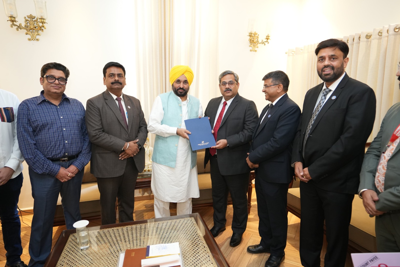 ਯੂਨੀਅਨ ਬੈਂਕ ਆਫ਼ ਇੰਡੀਆ ਨੇ ਮੁੱਖ ਮੰਤਰੀ ਦੇ ਮਿਸ਼ਨ ਚੜ੍ਹਦੀ ਕਲਾ ਤਹਿਤ ਹੜ੍ਹ ਪੀੜਤਾਂ ਲਈ ਦੋ ਕਰੋੜ ਦਾ ਯੋਗਦਾਨ ਦਿੱਤਾ