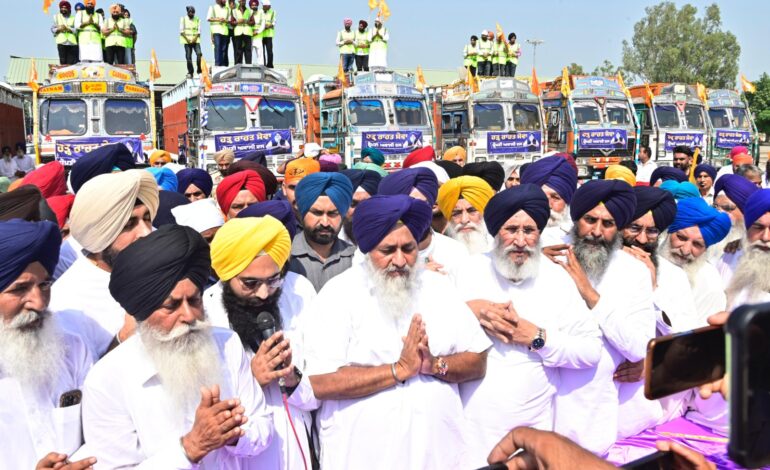 ਸੁਖਬੀਰ ਸਿੰਘ ਬਾਦਲ ਵੱਲੋਂ ਗੁਰਦਾਸਪੁਰ ਤੇ ਜਲੰਧਰ ’ਚ ਵੰਡਣ ਵਾਸਤੇ 100 ਟਰੱਕ ਮੱਕੀ ਦੇ ਅਚਾਰ ਦੇ ਰਵਾਨਾ