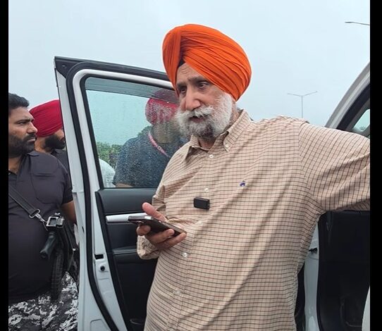 ਲੋਕਸਭਾ ਮੈਂਬਰ ਸੁਖਜਿੰਦਰ ਸਿੰਘ ਰੰਧਾਵਾ ਨੇ ਡਿਊਟੀ ਤੋਂ ਲਾਪਰਵਾਹੀ ਵਰਤਣ ਵਾਲੇ ਨੈਸ਼ਨਲ ਹਾਈਵੇ ਅਥਾਰਟੀ ਆਫ਼ ਇੰਡੀਆ ਦੇ ਅਫਸਰ ਨੂੰ ਲਗਾਇਆ ਫੋਨ