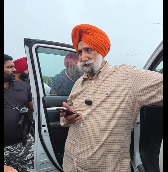 ਲੋਕਸਭਾ ਮੈਂਬਰ ਸੁਖਜਿੰਦਰ ਸਿੰਘ ਰੰਧਾਵਾ ਨੇ ਡਿਊਟੀ ਤੋਂ ਲਾਪਰਵਾਹੀ ਵਰਤਣ ਵਾਲੇ ਨੈਸ਼ਨਲ ਹਾਈਵੇ ਅਥਾਰਟੀ ਆਫ਼ ਇੰਡੀਆ ਦੇ ਅਫਸਰ ਨੂੰ ਲਗਾਇਆ ਫੋਨ