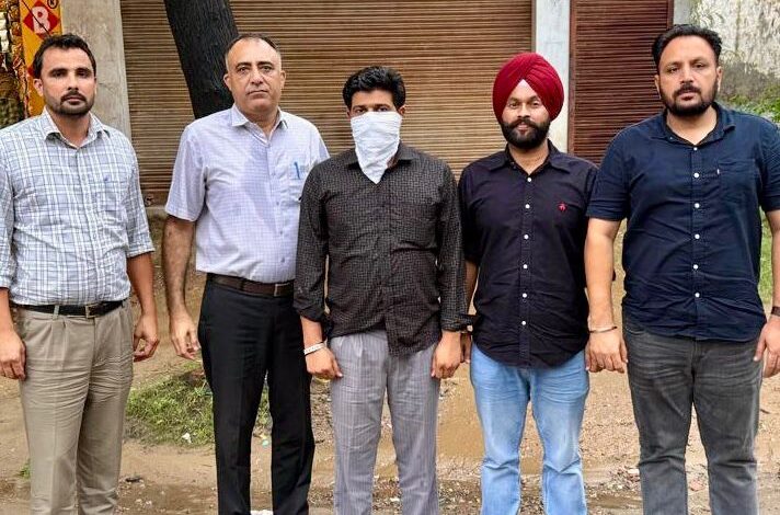 1.5 ਲੱਖ ਰੁਪਏ ਦੀ ਰਿਸ਼ਵਤ ਲੈਂਦਾ ਜੰਗਲਾਤ ਗਾਰਡ ਵਿਜੀਲੈਂਸ ਬਿਊਰੋ ਨੇ ਰੰਗੇ ਹੱਥੀਂ ਕੀਤਾ ਕਾਬੂ