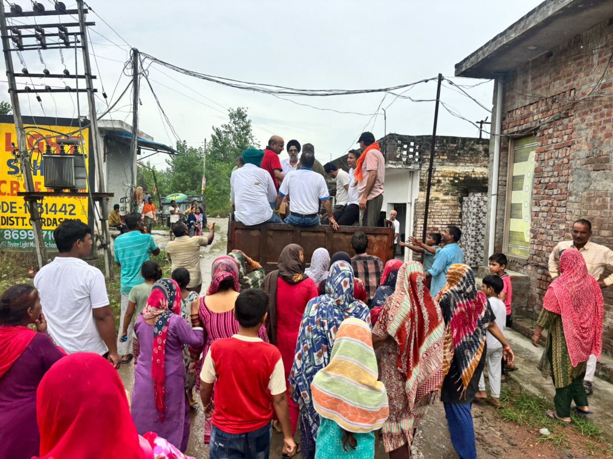 ਹੜ੍ਹ ਪ੍ਰਭਾਵਿਤ ਖੇਤਰਾਂ ਵਿੱਚ ਜ਼ਿਲ੍ਹਾ ਪ੍ਰਸ਼ਾਸਨ ਵੱਲੋਂ ਰਾਹਤ ਸਮਗਰੀ ਦੀ ਵੰਡ ਨਿਰਵਿਘਨ ਜਾਰੀ