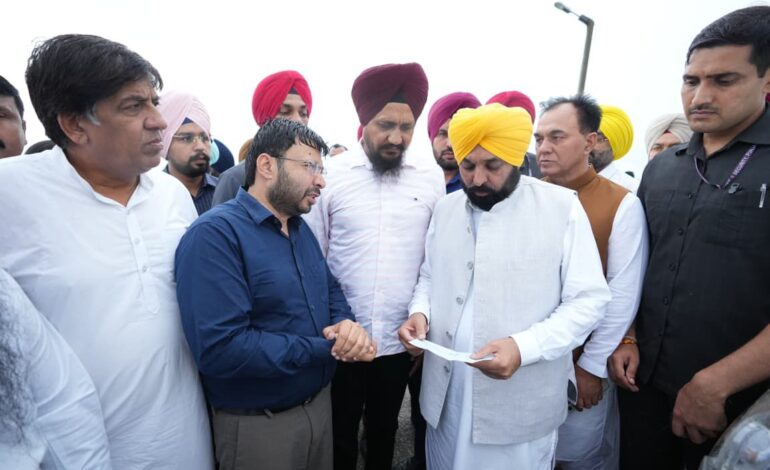 ਹੜ੍ਹ ਪੀੜਤਾਂ ਲਈ ਕੈਬਨਿਟ ਮੰਤਰੀ ਡਾ. ਰਵਜੋਤ ਸਿੰਘ ਵੱਲੋਂ ਵੱਡਾ ਯੋਗਦਾਨ, ਆਪਣੀ ਇੱਕ ਸਾਲ ਦੀ ਤਨਖਾਹ ਮੁੱਖ ਮੰਤਰੀ ਰਾਹਤ ਫੰਡ ਵਿੱਚ ਕੀਤੀ ਦਾਨ