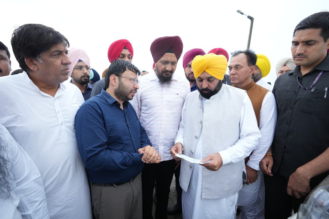 ਹੜ੍ਹ ਪੀੜਤਾਂ ਲਈ ਕੈਬਨਿਟ ਮੰਤਰੀ ਡਾ. ਰਵਜੋਤ ਸਿੰਘ ਵੱਲੋਂ ਵੱਡਾ ਯੋਗਦਾਨ, ਆਪਣੀ ਇੱਕ ਸਾਲ ਦੀ ਤਨਖਾਹ ਮੁੱਖ ਮੰਤਰੀ ਰਾਹਤ ਫੰਡ ਵਿੱਚ ਕੀਤੀ ਦਾਨ