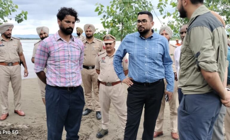 ਡਿਪਟੀ ਕਮਿਸ਼ਨਰ ਦਲਵਿੰਦਰਜੀਤ ਸਿੰਘ ਦੀ ਅਗਵਾਈ ਹੇਠ ਸਮੁੱਚੇ ਜ਼ਿਲ੍ਹਾ ਪ੍ਰਸ਼ਾਸਨ ਨੇ ਹੜ੍ਹਾਂ ਦੌਰਾਨ ਮੋਰਚਾ ਸੰਭਾਲਿਆ