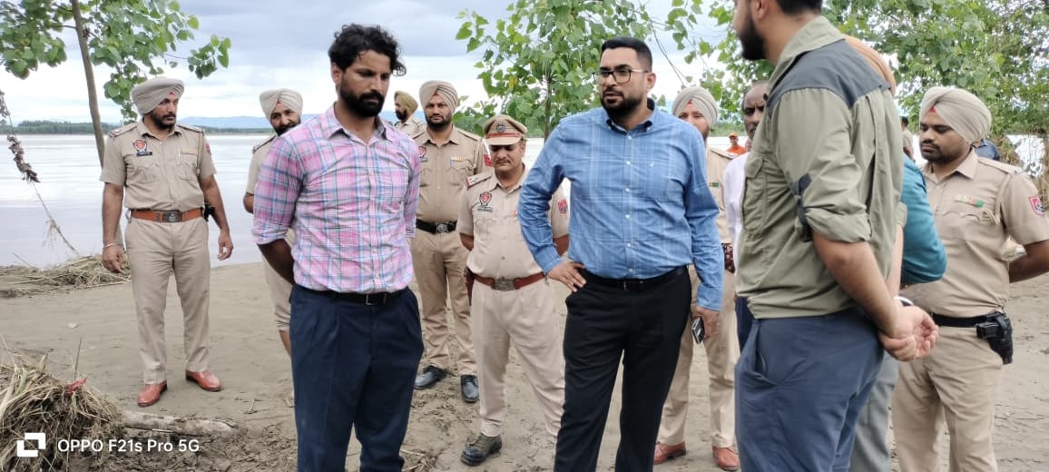 ਡਿਪਟੀ ਕਮਿਸ਼ਨਰ ਦਲਵਿੰਦਰਜੀਤ ਸਿੰਘ ਦੀ ਅਗਵਾਈ ਹੇਠ ਸਮੁੱਚੇ ਜ਼ਿਲ੍ਹਾ ਪ੍ਰਸ਼ਾਸਨ ਨੇ ਹੜ੍ਹਾਂ ਦੌਰਾਨ ਮੋਰਚਾ ਸੰਭਾਲਿਆ