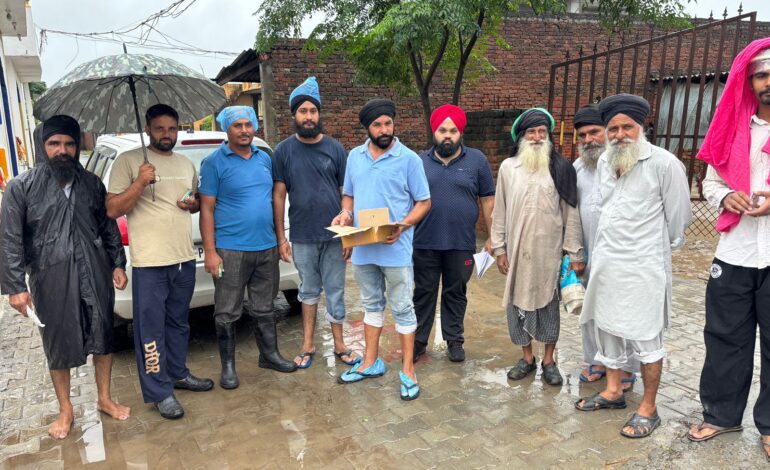 ਜ਼ਿਲ੍ਹਾ ਪ੍ਰਸ਼ਾਸਨ ਵੱਲੋਂ ਹੜ੍ਹ ਪ੍ਰਭਾਵਿਤ ਖੇਤਰਾਂ ਵਿੱਚ ਪਸ਼ੂਆਂ ਦੇ ਇਲਾਜ ਲਈ 24 ਟੀਮਾਂ ਲਗਾਈਆਂ