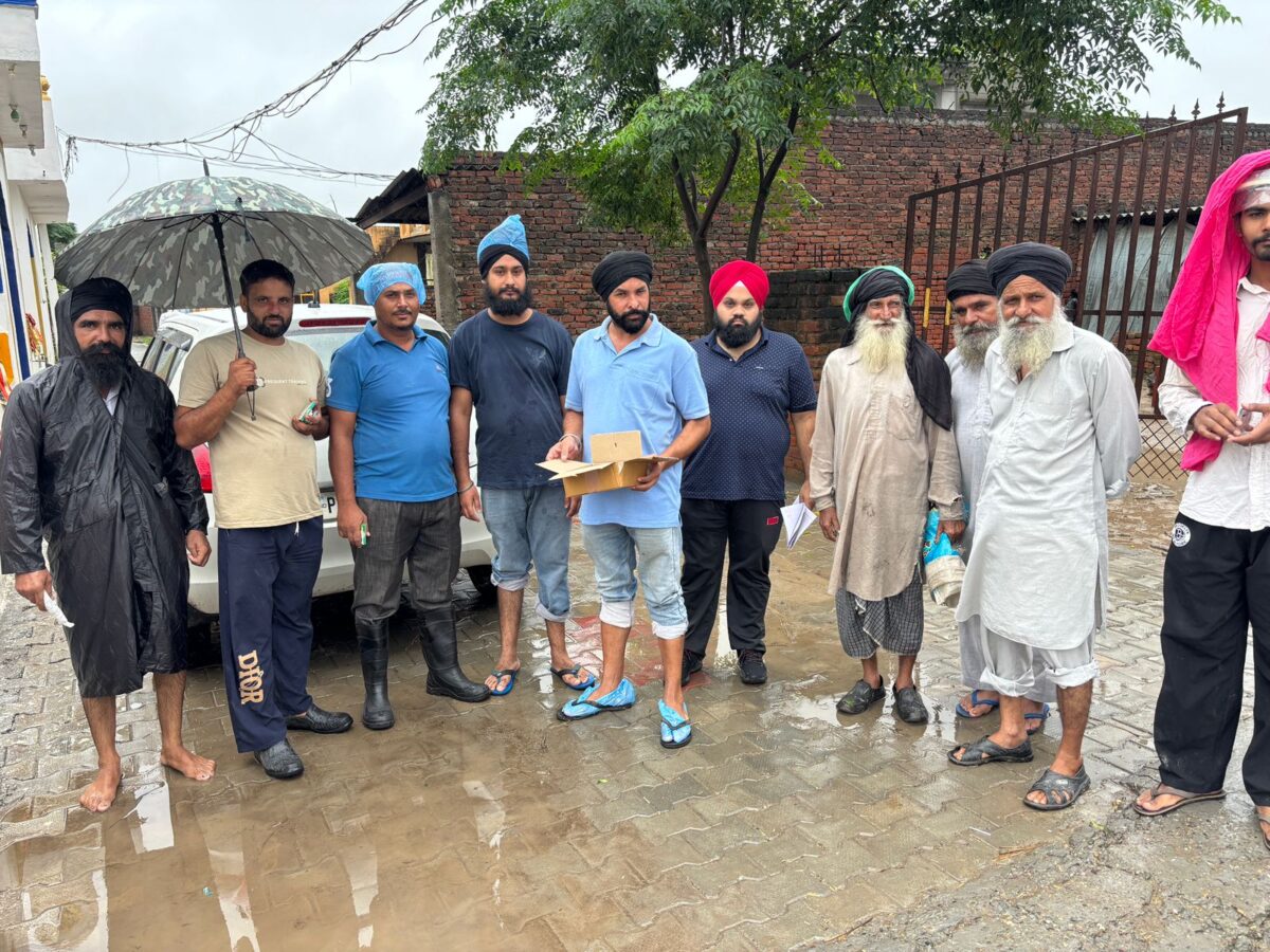 ਜ਼ਿਲ੍ਹਾ ਪ੍ਰਸ਼ਾਸਨ ਵੱਲੋਂ ਹੜ੍ਹ ਪ੍ਰਭਾਵਿਤ ਖੇਤਰਾਂ ਵਿੱਚ ਪਸ਼ੂਆਂ ਦੇ ਇਲਾਜ ਲਈ 24 ਟੀਮਾਂ ਲਗਾਈਆਂ