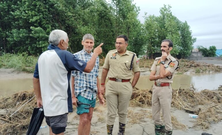 ਮੋਡੇ ਨਾਲ ਮੋਡਾ ਜੋੜ ਲੋਕਾਂ ਲਈ ਖੜ੍ਹੀ ਗੁਰਦਾਸਪੁਰ ਪੁਲਿਸ: ਐਸ.ਐਸ.ਪੀ. ਅਦਿੱਤਯ ਨੇ ਕੀਤਾ ਹੜ੍ਹ ਪੀੜਤ ਪਿੰਡਾਂ ਦਾ ਦੌਰਾ