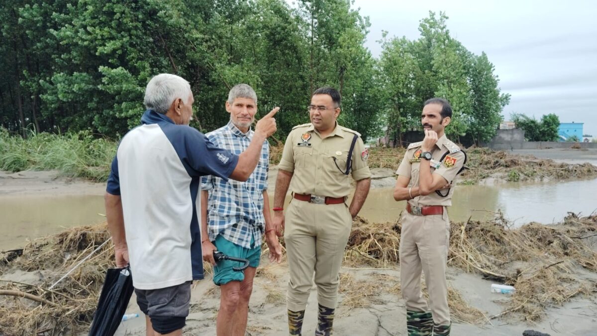 ਮੋਡੇ ਨਾਲ ਮੋਡਾ ਜੋੜ ਲੋਕਾਂ ਲਈ ਖੜ੍ਹੀ ਗੁਰਦਾਸਪੁਰ ਪੁਲਿਸ: ਐਸ.ਐਸ.ਪੀ. ਅਦਿੱਤਯ ਨੇ ਕੀਤਾ ਹੜ੍ਹ ਪੀੜਤ ਪਿੰਡਾਂ ਦਾ ਦੌਰਾ