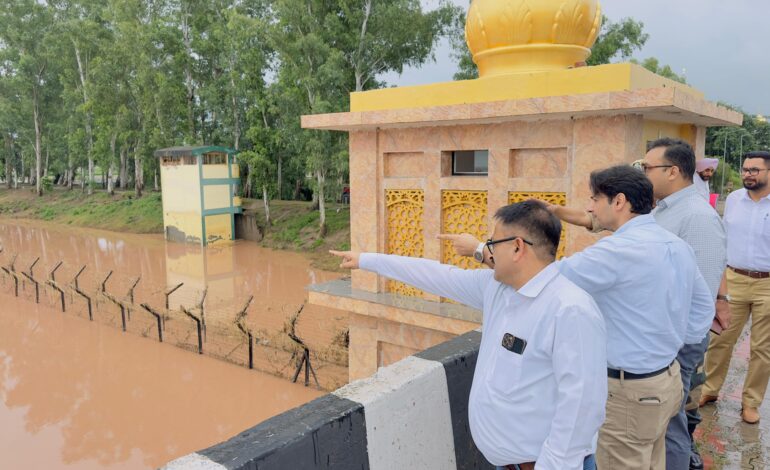 ਸੀਨੀਅਰ ਆਈ.ਏ.ਐੱਸ. ਅਧਿਕਾਰੀ ਵਰੁਣ ਰੂਜ਼ਮ ਅਤੇ ਬਸੰਤ ਗਰਗ ਨੇ ਡੇਰਾ ਬਾਬਾ ਨਾਨਕ ਦੇ ਹੜ੍ਹ ਪ੍ਰਭਾਵਿਤ ਖੇਤਰਾਂ ਦਾ ਜਾਇਜ਼ਾ ਲਿਆ