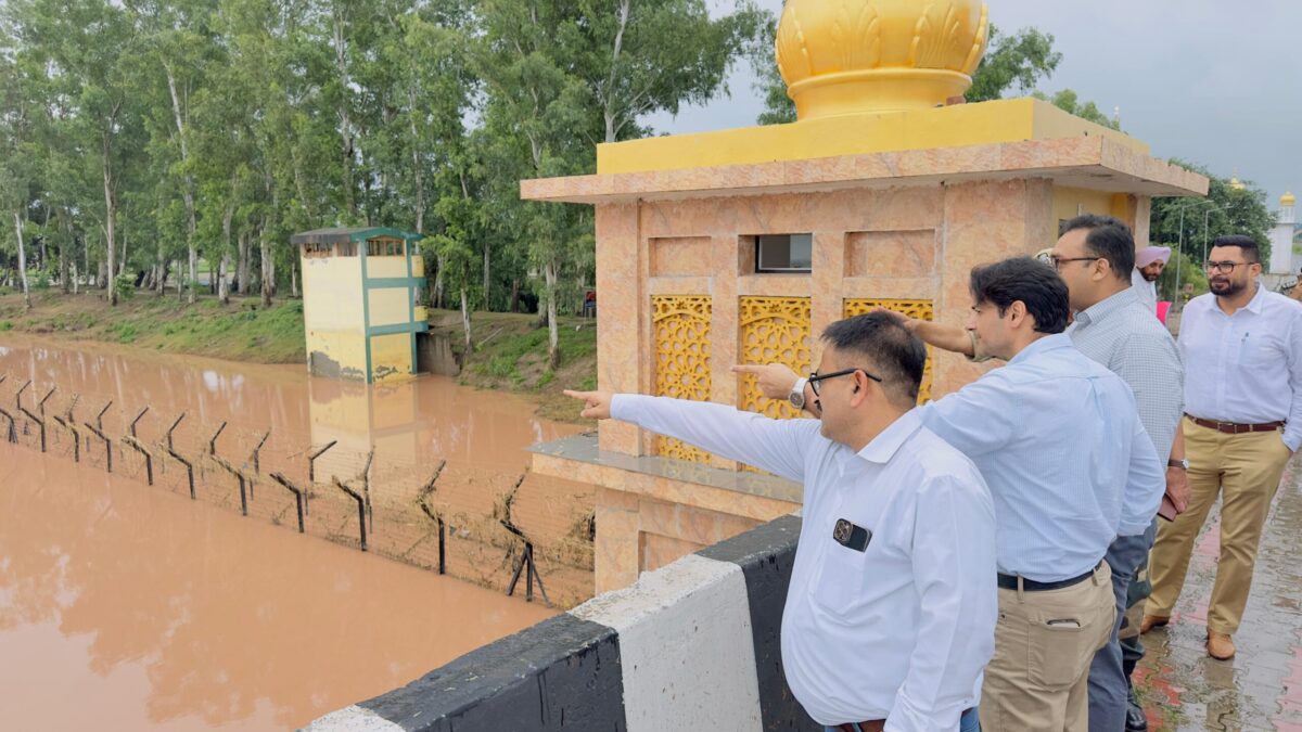 ਸੀਨੀਅਰ ਆਈ.ਏ.ਐੱਸ. ਅਧਿਕਾਰੀ ਵਰੁਣ ਰੂਜ਼ਮ ਅਤੇ ਬਸੰਤ ਗਰਗ ਨੇ ਡੇਰਾ ਬਾਬਾ ਨਾਨਕ ਦੇ ਹੜ੍ਹ ਪ੍ਰਭਾਵਿਤ ਖੇਤਰਾਂ ਦਾ ਜਾਇਜ਼ਾ ਲਿਆ