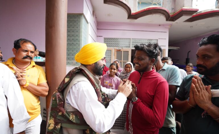 ਮੁੱਖ ਮੰਤਰੀ ਵੱਲੋਂ ਕਿਸ਼ਤੀ ਰਾਹੀਂ ਫ਼ਿਰੋਜ਼ਪੁਰ ਦੇ ਹੜ੍ਹ ਪ੍ਰਭਾਵਿਤ ਇਲਾਕਿਆਂ ਦਾ ਦੌਰਾ; ਕੇਂਦਰ ਸਰਕਾਰ ਤੋਂ ਕੁਦਰਤੀ ਆਫ਼ਤਾਂ ਕਾਰਨ ਹੋਏ ਨੁਕਸਾਨ ਦਾ ਮੁਆਵਜ਼ਾ ਵਧਾਉਣ ਦੀ ਕੀਤੀ ਮੰਗ