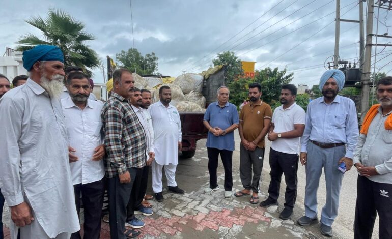 ਰਮਨ ਬਹਿਲ ਨੇ ਹੜ੍ਹ ਪ੍ਰਭਾਵਿਤ ਪਿੰਡਾਂ ਵਿੱਚ ਪਸ਼ੂਆਂ ਲਈ 120 ਕੁਇੰਟਲ ਚਾਰਾ ਭੇਜਿਆ