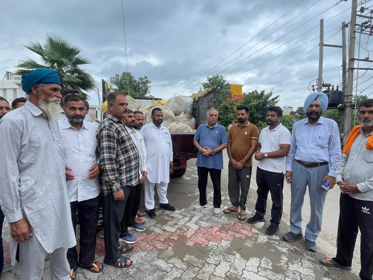 ਰਮਨ ਬਹਿਲ ਨੇ ਹੜ੍ਹ ਪ੍ਰਭਾਵਿਤ ਪਿੰਡਾਂ ਵਿੱਚ ਪਸ਼ੂਆਂ ਲਈ 120 ਕੁਇੰਟਲ ਚਾਰਾ ਭੇਜਿਆ