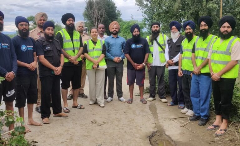 ਰਾਵੀ ਦਰਿਆ ਦੀ ਧੁੱਸੀ ਅੰਦਰ ਪਏ ਪਾੜਾਂ ਨੂੰ ਪੂਰਨ ਅਤੇ ਹੜ੍ਹ ਪ੍ਰਭਾਵਿਤ ਪਿੰਡਾਂ ਦੀ ਮਦਦ ਲਈ ਅੱਗੇ ਆਈਆਂ ਸਾਂਝ ਫਾਊਂਡੇਸ਼ਨ ਤੇ ਗਲੋਬਲ ਸਿੱਖ ਸੰਸਥਾ