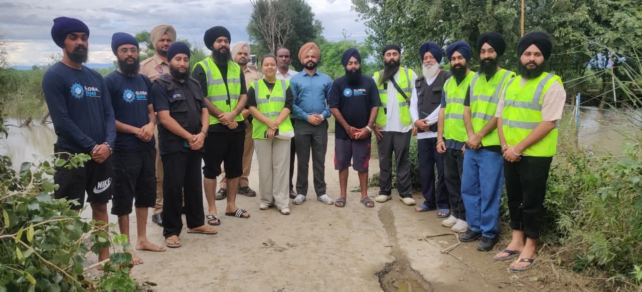 ਰਾਵੀ ਦਰਿਆ ਦੀ ਧੁੱਸੀ ਅੰਦਰ ਪਏ ਪਾੜਾਂ ਨੂੰ ਪੂਰਨ ਅਤੇ ਹੜ੍ਹ ਪ੍ਰਭਾਵਿਤ ਪਿੰਡਾਂ ਦੀ ਮਦਦ ਲਈ ਅੱਗੇ ਆਈਆਂ ਸਾਂਝ ਫਾਊਂਡੇਸ਼ਨ ਤੇ ਗਲੋਬਲ ਸਿੱਖ ਸੰਸਥਾ