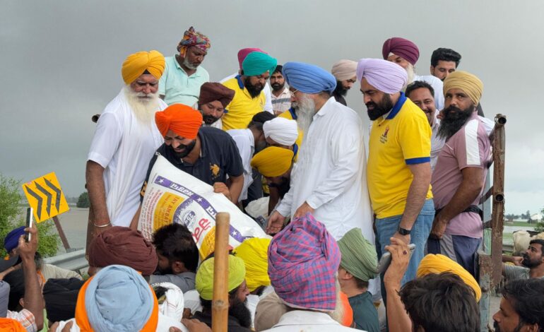 ਲਾਲਜੀਤ ਭੁੱਲਰ ਨੇ ਹਰੀਕੇ ਪੱਤਣ ਦੇ ਹੜ੍ਹ ਪ੍ਰਭਾਵਿਤ ਖੇਤਰ ਅਤੇ ਜੱਲੋਕੇ ਦੇ ਹੜ੍ਹ ਪੀੜਤ ਪਰਿਵਾਰਾਂ ਨੂੰ ਰਾਹਤ ਸਮੱਗਰੀ ਵੰਡੀ