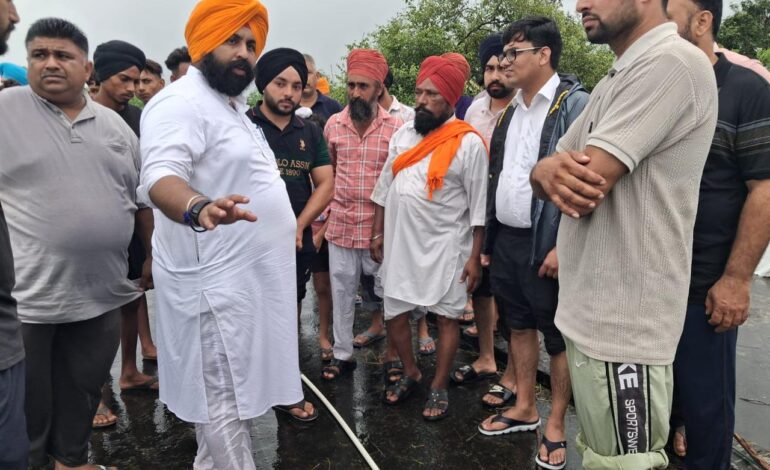 ਬੈਂਸ ਨੇ ਵਰ੍ਹਦੇ ਮੀਂਹ ਵਿੱਚ ਪ੍ਰਭਾਵਿਤ ਲੋਕਾਂ ਤੱਕ ਪਹੁੰਚ ਕੇ ਪ੍ਰਬੰਧਾਂ ਦਾ ਲਿਆ ਜ਼ਾਇਜਾ
