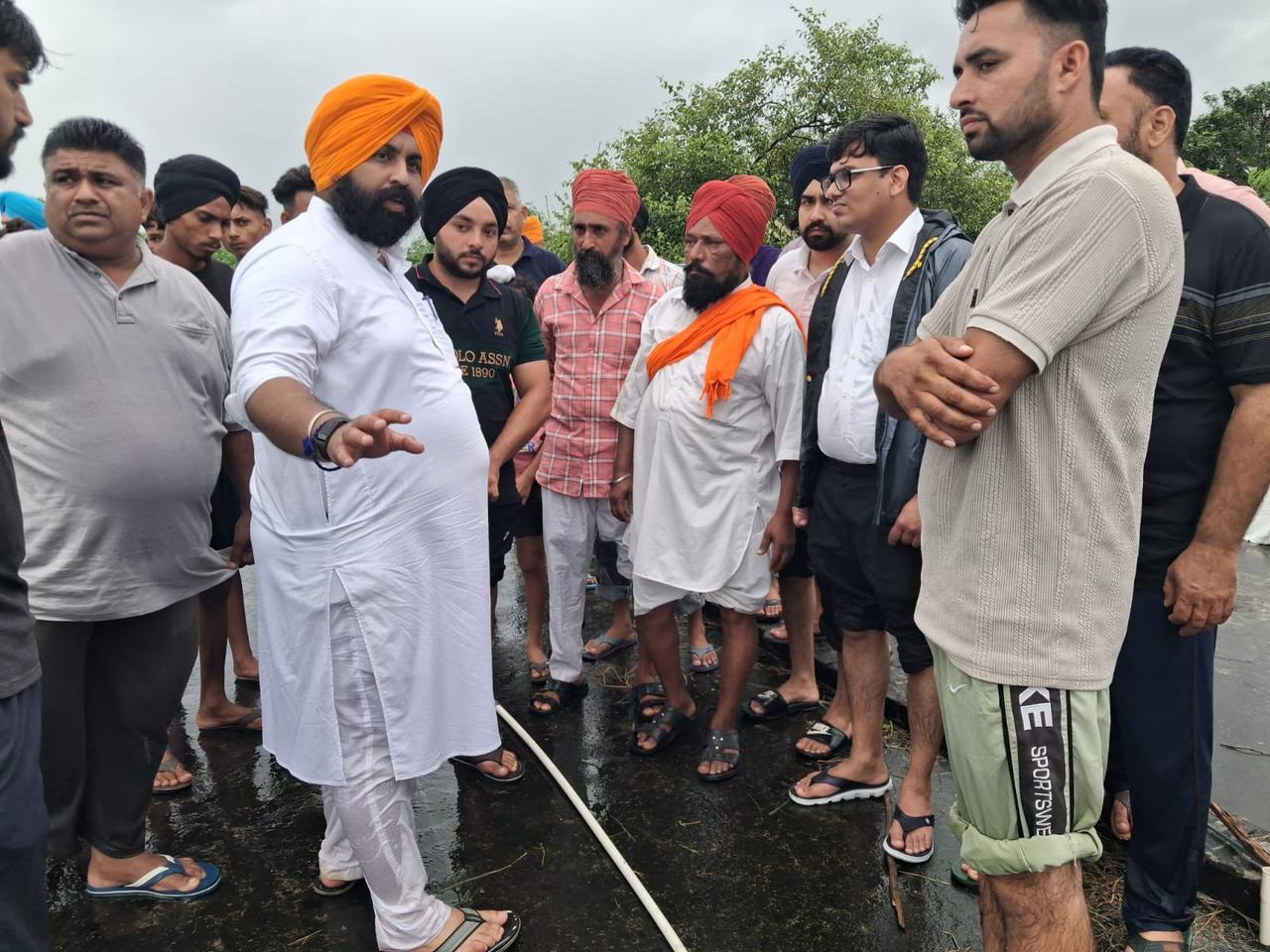 ਬੈਂਸ ਨੇ ਵਰ੍ਹਦੇ ਮੀਂਹ ਵਿੱਚ ਪ੍ਰਭਾਵਿਤ ਲੋਕਾਂ ਤੱਕ ਪਹੁੰਚ ਕੇ ਪ੍ਰਬੰਧਾਂ ਦਾ ਲਿਆ ਜ਼ਾਇਜਾ
