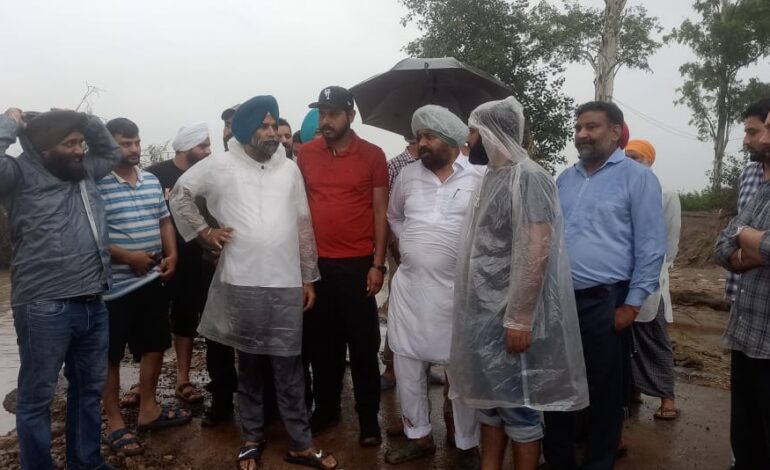 ਵਿਧਾਇਕ ਸ਼ੈਰੀ ਕਲਸੀ, ਵਿਧਾਇਕ ਗੁਰਦੀਪ ਰੰਧਾਵਾ, ਚੇਅਰਮੈਨ ਡਾ ਸੰਨੀ ਆਹਲੂਵਾਲੀਆ, ਚੇਅਰਮੈਨ ਗੁਰਦੇਵ ਸਿੰਘ ਤੇ ਜੋਬਨ ਰੰਧਾਵਾ, ਰਾਵੀ ਪਾਰਲੇ ਪਿੰਡਾਂ ਵਿੱਚ ਪਹੁੰਚੇ