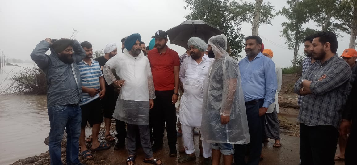 ਵਿਧਾਇਕ ਸ਼ੈਰੀ ਕਲਸੀ, ਵਿਧਾਇਕ ਗੁਰਦੀਪ ਰੰਧਾਵਾ, ਚੇਅਰਮੈਨ ਡਾ ਸੰਨੀ ਆਹਲੂਵਾਲੀਆ, ਚੇਅਰਮੈਨ ਗੁਰਦੇਵ ਸਿੰਘ ਤੇ ਜੋਬਨ ਰੰਧਾਵਾ, ਰਾਵੀ ਪਾਰਲੇ ਪਿੰਡਾਂ ਵਿੱਚ ਪਹੁੰਚੇ