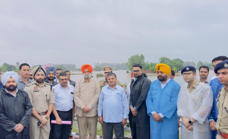 ਪੰਜਾਬ ਦੇ ਰਾਜਪਾਲ ਗੁਲਾਬ ਚੰਦ ਕਟਾਰੀਆ ਵੱਲੋਂ ਜ਼ਿਲ੍ਹਾ ਗੁਰਦਾਸਪੁਰ ਦੇ ਹੜ੍ਹ ਪ੍ਰਭਾਵਿਤ ਇਲਾਕਿਆਂ ਦਾ ਦੌਰਾ