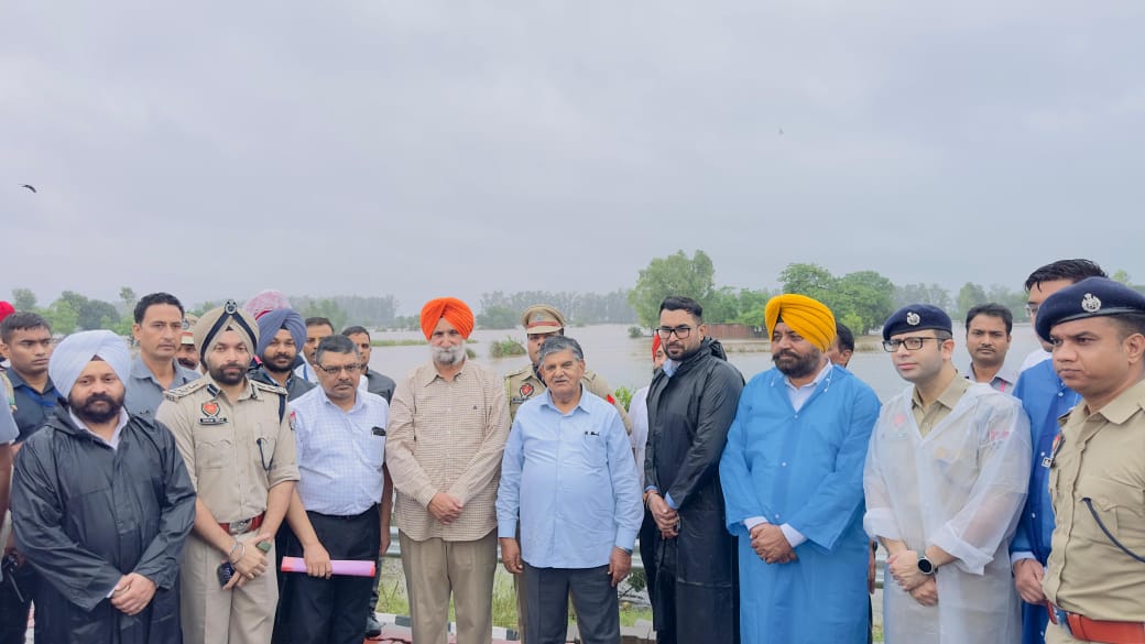 ਪੰਜਾਬ ਦੇ ਰਾਜਪਾਲ ਗੁਲਾਬ ਚੰਦ ਕਟਾਰੀਆ ਵੱਲੋਂ ਜ਼ਿਲ੍ਹਾ ਗੁਰਦਾਸਪੁਰ ਦੇ ਹੜ੍ਹ ਪ੍ਰਭਾਵਿਤ ਇਲਾਕਿਆਂ ਦਾ ਦੌਰਾ