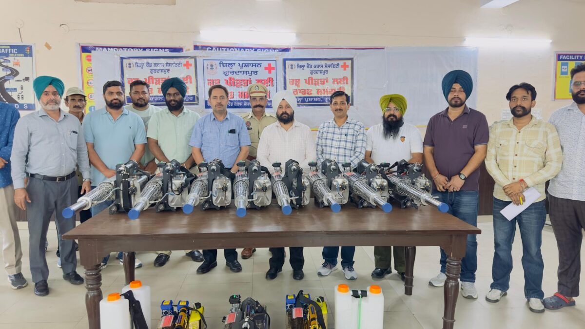 ਜ਼ਿਲ੍ਹਾ ਪ੍ਰਸ਼ਾਸਨ ਨੇ ਪੰਚਾਇਤ ਵਿਭਾਗ ਨੂੰ ਹੜ੍ਹ ਪ੍ਰਭਾਵਿਤ ਇਲਾਕਿਆਂ ਵਿੱਚ ਫ਼ੌਗਿੰਗ ਕਰਨ 11 ਫੌਗਿੰਗ ਮਸ਼ੀਨਾਂ ਦਿੱਤੀਆਂ