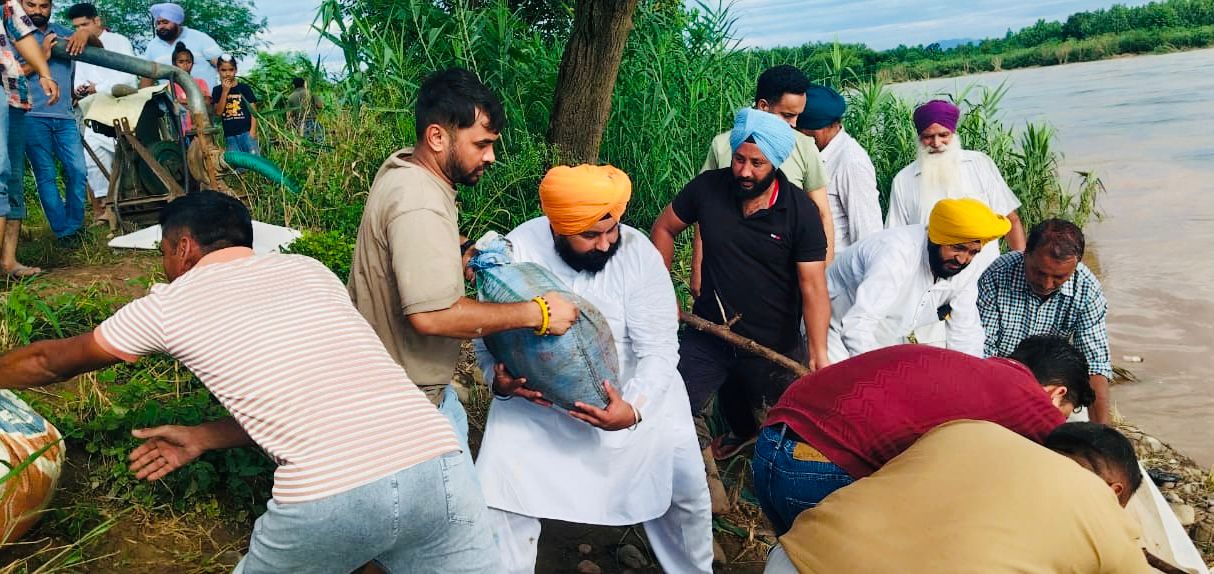 ਹਰਜੋਤ ਬੈਂਸ ਵੱਲੋਂ ਸ੍ਰੀ ਅਨੰਦਪੁਰ ਸਾਹਿਬ ਹਲਕੇ ‘ਚ ਰਾਹਤ ਕਾਰਜਾਂ ਦੀ ਅਗਵਾਈ; ਪ੍ਰਭਾਵਿਤ ਇਲਾਕਿਆਂ ‘ਚੋਂ 200 ਤੋਂ ਵੱਧ ਲੋਕਾਂ ਨੂੰ ਸੁਰੱਖਿਅਤ ਬਾਹਰ ਕੱਢਿਆ
