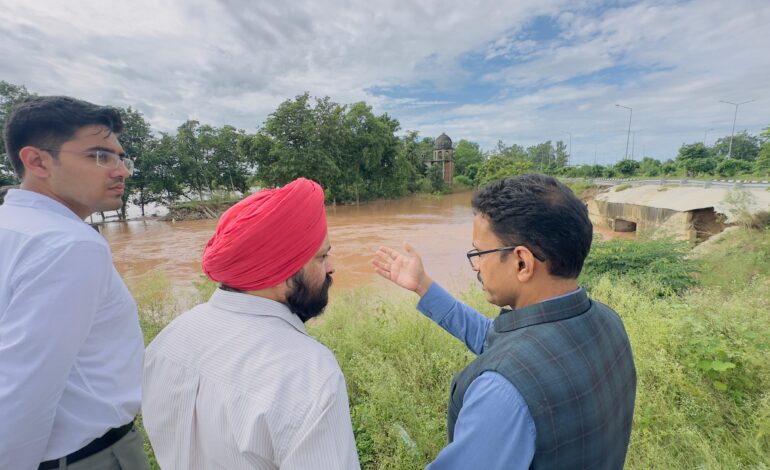 ਕੇਂਦਰ ਸਰਕਾਰ ਦੀ ਟੀਮ ਵੱਲੋਂ ਜ਼ਿਲ੍ਹਾ ਗੁਰਦਾਸਪੁਰ ਦੇ ਹੜ੍ਹ ਪ੍ਰਭਾਵਿਤ ਖੇਤਰਾਂ ਦਾ ਦੌਰਾ