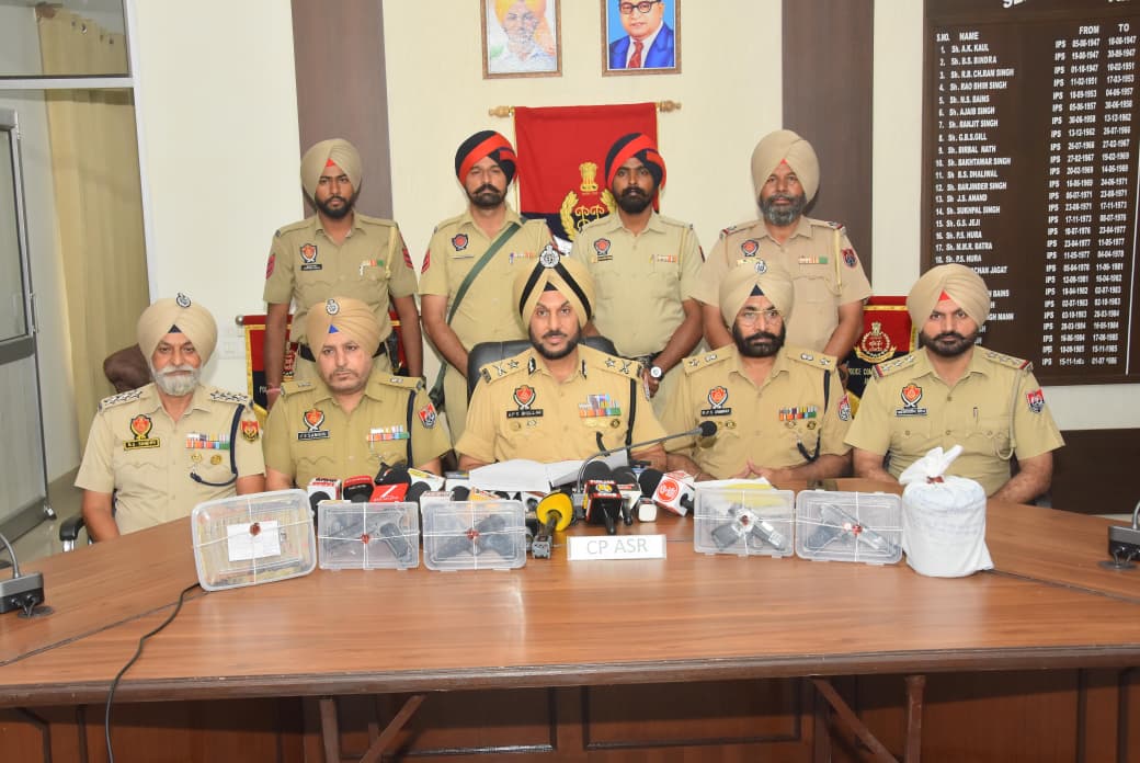 ਸਰਹੱਦ ਪਾਰੋਂ ਚੱਲ ਰਹੇ ਤਸਕਰੀ ਰੈਕੇਟ ਦਾ ਪਰਦਾਫਾਸ਼; 2.02 ਕਿਲੋਗ੍ਰਾਮ ਹੈਰੋਇਨ, 3.5 ਲੱਖ ਰੁਪਏ ਦੀ ਡਰੱਗ ਮਨੀ, 4 ਪਿਸਤੌਲਾਂ ਸਮੇਤ ਤਿੰਨ ਗ੍ਰਿਫ਼ਤਾਰ