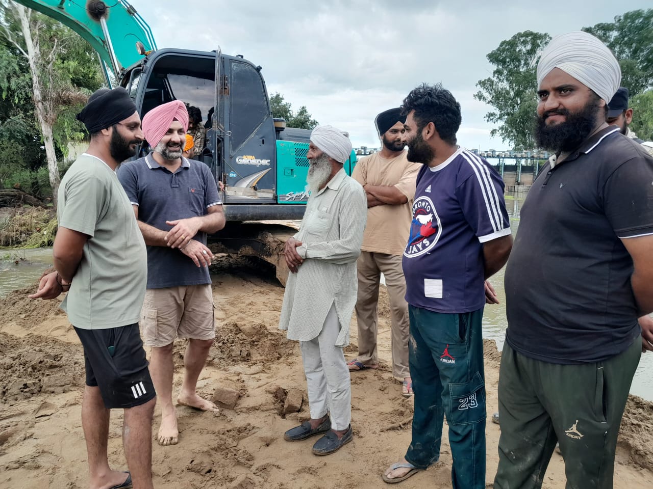 ਪਾਹੜਾ ਦੇ ਯਤਨਾਂ ਨਾਲ ਗਾਹਲੜੀ ਦੇ ਨੋਮਨੀ ਨਾਲੇ ਵਿੱਚ ਆਈ ਵੱਡੀ ਦਰਾਰ ਨੂੰ ਭਰਨ ਦਾ ਕੰਮ ਜੰਗੀ ਪੱਧਰ ‘ਤੇ ਜਾਰੀ