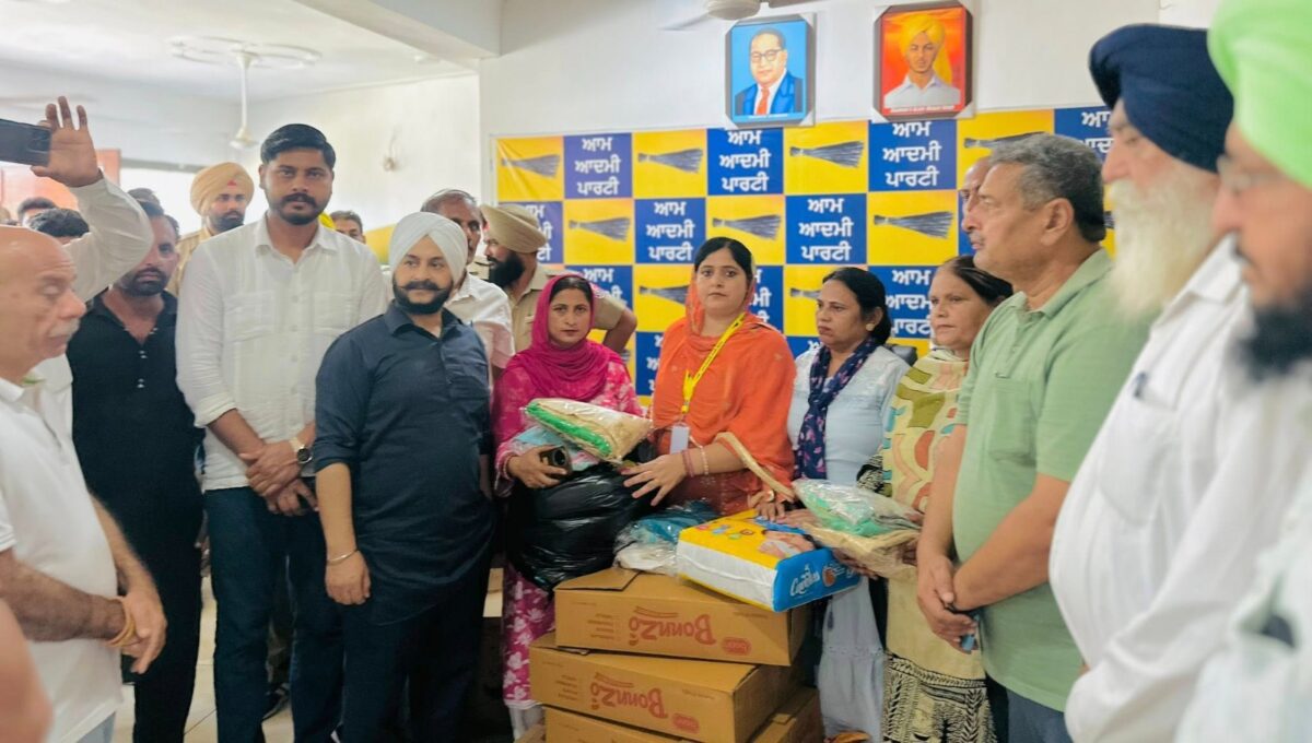 ਵਿਧਾਇਕ ਸ਼ੈਰੀ ਕਲਸੀ, ਵਿਧਾਇਕ ਜਰਨੈਲ ਸਿੰਘ, ਜੋਬਨ ਰੰਧਾਵਾ ਤੇ ਸ਼ਮਸ਼ੇਰ ਸਿੰਘ ਨੇ ਰਾਵੀ ਦਰਿਆ ਤੋਂ ਪਾਰਲੇ ਪਿੰਡਾਂ ਵਿੱਚ ਜਾ ਕੇ ਵੰਡੀ ਰਾਹਤ ਸਮਗਰੀ